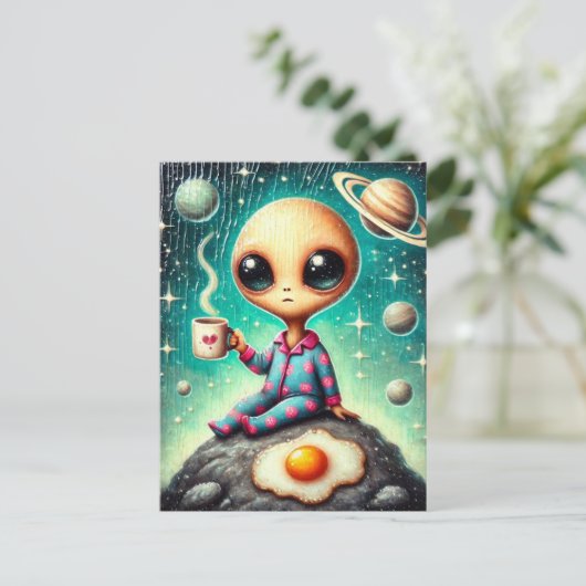 Alien in blauwe en roze PJ's met een koffie en ei Briefkaart (Staand voorkant)