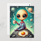 Alien in blauwe en roze PJ's met een koffie en ei Briefkaart (Voorkant / Achterkant)