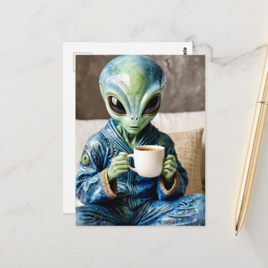 Alien in blauwe PJ's met een koffie Briefkaart (Voorkant / Achterkant in situ)