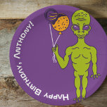 Alien in de ruimte met planetballonnen op zaterdag papieren bordje<br><div class="desc">Gooi een buiten-van-deze-wereld verjaardagsfeestje met deze borden van aangepast papier met een illustratie van een kalkgroene ruimte buitenaards met een paar planeet-vormige ballonnen.</div>