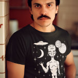 Alien in de ruimte met planeten, sterren en vliege t-shirt<br><div class="desc">Maak het een buitenwereld dag met dit grafisch t-shirt met illustraties van een buitenaardse ruimte,  planeten,  een maan,  een vliegende saucer en sterren.</div>