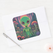Alien in een paddenstoelenbos vierkante sticker (Envelop)