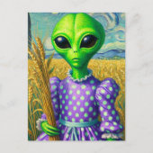 Alien in een Polka Dot Jurk in Tarweveld Briefkaart (Voorkant)