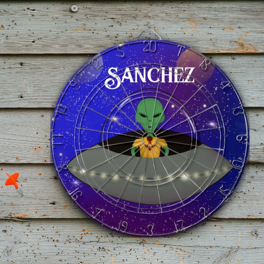 Alien in een ruimteschip draagt een New Mexico T-s Dartbord