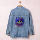 Alien in een ruimteschip draagt een New Mexico T-s Denim Jacket (Hangar)