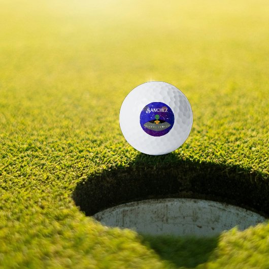 Alien in een ruimteschip draagt een New Mexico T-s Golfballen