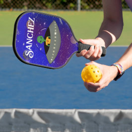Alien in een ruimteschip draagt een New Mexico T-s Pickleball Paddle