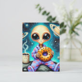 Alien in PJ's met een koffie en bagel Briefkaart (Staand voorkant)