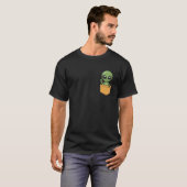 Alien in pocket virale trend t-shirt (Voorkant volledig)