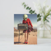Alien in rode plaagrok met radio in de woestijn briefkaart (Staand voorkant)