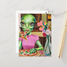 Alien in roze pizza eten met een bloemenvaas