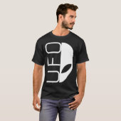 Alien Invasie Half Face UFO Typografie Ontwerp T-shirt (Voorkant volledig)