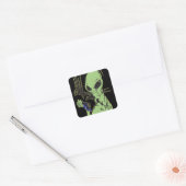 Alien kruit over dode vogel vierkante sticker (Envelop)