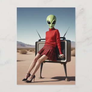 Alien Lady en de tv in de woestijn Briefkaart