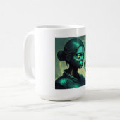 Alien Lady houdt transparant glazen object vast Koffiemok (Voorkant links)
