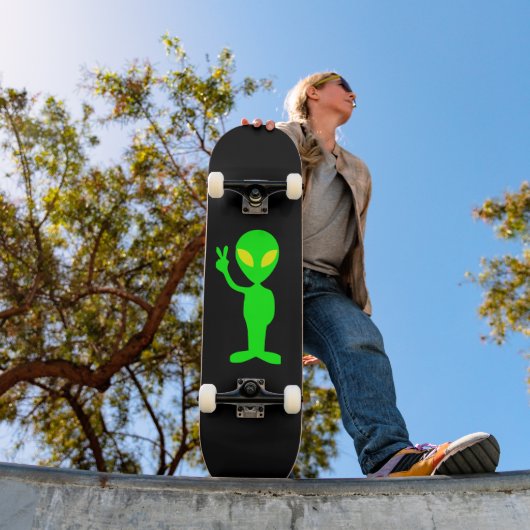 ALIEN LITTLE GREEN MAN SKATEBOARD (Buiten 1)
