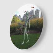 Alien loopt door het park grote klok (Hoek)