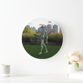 Alien loopt door het park grote klok (Huis)