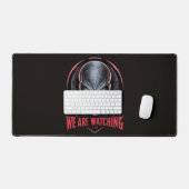 Alien met gloeiende groene ogen We kijken Bureaumat (Keyboard & Muis)