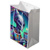 Alien met verjaardagstaart medium cadeauzakje (Voorkant Gekanteld)