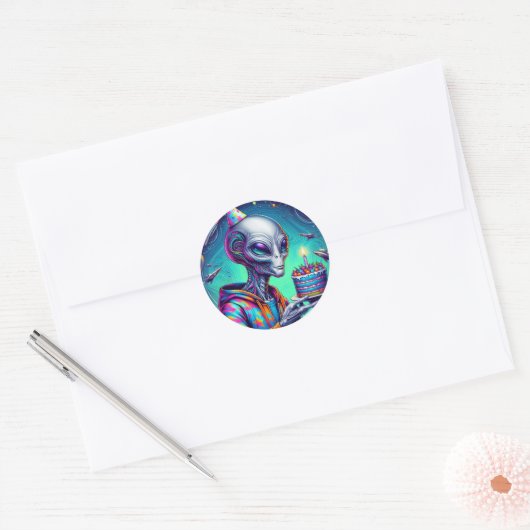 Alien met verjaardagstaart ronde sticker (Envelop)