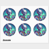 Alien met verjaardagstaart ronde sticker (Vel)
