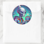 Alien met verjaardagstaart ronde sticker (Tas)