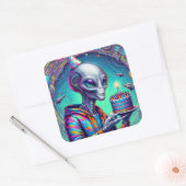 Alien met verjaardagstaart vierkante sticker (Envelop)