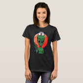 Alien Nurse Holding Naaldspuit T-shirt (Voorkant volledig)