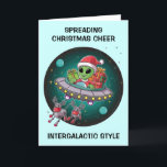 Alien Santa tijdens UFO-kerst Feestdagen Kaart<br><div class="desc">Verspreid intergalactische feestvreugde met deze unieke kerstkaart. Met een schattig buitenaards wezen dat door de ruimte vaart in een UFO, geladen met cadeaus en getrokken door twee robotachtige rendieren. Perfect voor iedereen die houdt van een leuke, futuristische draai aan het vakantieseizoen. Stuur je warme wensen met een kaart die niet...</div>