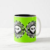 Alien TV Round mok groen (Voorkant rechts)
