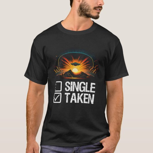 Alien UFO Spaceship Single Or Taken   Valentines D T-shirt (Voorkant)