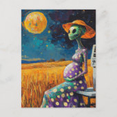 Alien wordt binnenkort moeder in een tarweveld briefkaart (Voorkant)