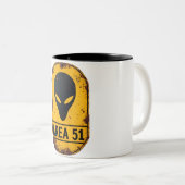 Alien Zone Alert Mug – Beware the Unknown Tweekleurige Koffiemok (Voorkant rechts)