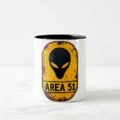 Alien Zone Alert Mug – Beware the Unknown Tweekleurige Koffiemok (Center)