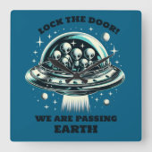 Aliens Avoid Earth Lock The Door Spaceship Light Vierkante Klok (Voorkant)