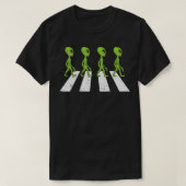 Aliens Crossing Road Funny Crosswalk Pun Space Lov T-shirt (Design voorkant)