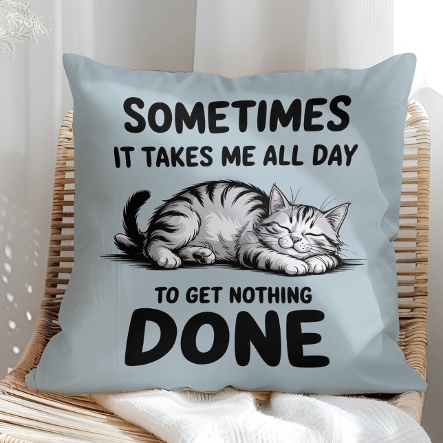 "All Day Doing Nothing" Funny Lazy Cat Kussen ("All Day Doing Nothing" Funny Lazy Cat Throw Pillow in a sunny boho rattan chair)