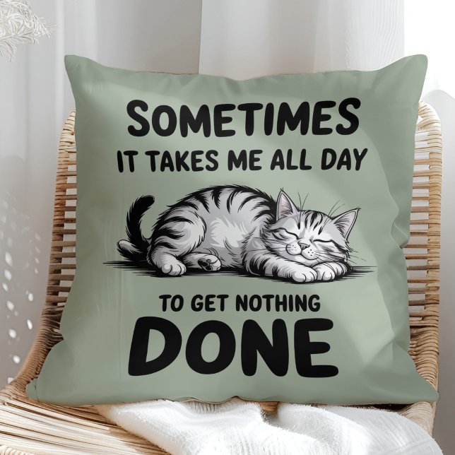 "All Day Doing Nothing" Funny Lazy Cat Kussen ("All Day Doing Nothing" Funny Lazy Cat Throw Pillow in a sunny boho rattan chair)