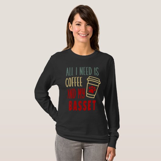 ALL I NEED IS COFFEE AND MY BASSET HOUND T-SHIRT (Voorkant volledig)