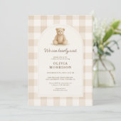 All in One Gingham Bearly Wait Baby Shower Kaart (Staand voorkant)