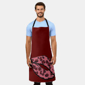 All-Over Maroon Leppard Lips Kitchen Schort (Gedragen)