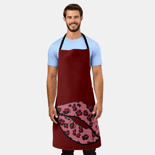All-Over Maroon Leppard Lips Kitchen Schort (Gedragen)