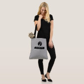 All-over-muzikale, moderne black tote bag (Op model)