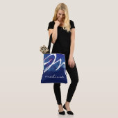 all-over-print blauwe middelgrote canvas tas met n (Op model)