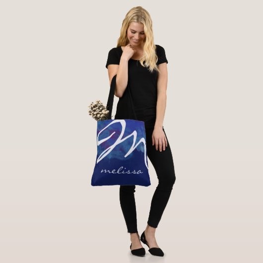 all-over-print blauwe middelgrote canvas tas met n (Op model)