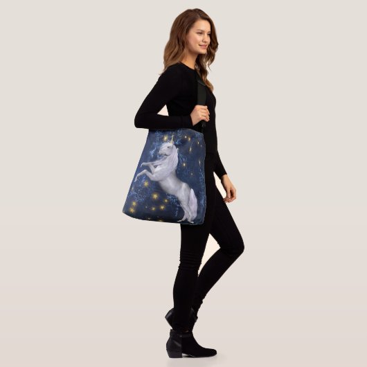 All-Over-Print Cross Body Bag, Groot Crossbody Tas (Op model)