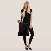all_over_print red musical notes op zwart tote bag (Op model)