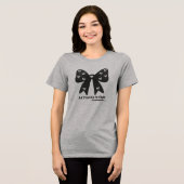 All Tied Up In Style – Chic Minimalist Bow T-Shirt (Voorkant volledig)