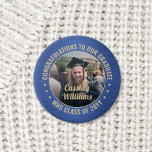 Alle Afstuderen tekst Foto's blauw en goud Ronde Button 3,2 Cm<br><div class="desc">Zeg felicitaties en show je trots voor de afstuderen foto's met coole, aangepaste knoppen / badges. (AFBEELDING PLACEMENT TIP: Een gemakkelijke manier om een foto precies te centreren hoe u wilt is het te bebouwen alvorens aan de website van Zazzle te uploaden.) Alle tekst is eenvoudig te personaliseren met naam,...</div>